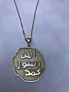 - The seal of His Holiness Muhammad, which was specially designed- You can customize the back of this necklace with any text or object you want.- Meterial : Silver , 18k Gold-Chain Length: 14"(35cm),16"(40cm),18"(45cm),20"(50cm)-Avaible Chain Type: Cable Chain - Box Chain -Finish: Sterling Silver - Rose Gold - Yellow Gold -All of our products come with special gift box.How Can I order this?1-)Click “Add to cart2-)Please write your wishes name“Add note to seller” box (located on left bottom below Silver Necklace Gift For Eid, Zulfiqar Necklace, Islamic Necklace, Allah Pendant, Arabic Calligraphy Necklace, English Jewelry, Islamic Jewelry, Antique Bridal Jewelry, 18k Gold Chain