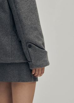 Chaqueta oversize gris estilo blazer
Una versión recortada de los clásicos abrigos estilo chaquetón, la chaqueta Mai está hecha de fieltro de lana en una forma oversize. Viene con solapas de muesca y bolsillos integrados clásicos, junto con detalles más sutiles como mangas dobladas con puños en punta. Winter Workwear Blazer With Button Cuffs, Chic Wool Pea Coat With Button Cuffs, Chic Wool Coat With Button Cuffs And Notch Lapel, Single Breasted Cropped Jacket For Winter Office Wear, Formal Wool Cropped Jacket For Winter, Winter Office Cropped Single-breasted Jacket, Single-breasted Cropped Jacket For Winter Office Wear, Winter Office Cropped Single Breasted Jacket, Winter Single-breasted Cropped Jacket For Office