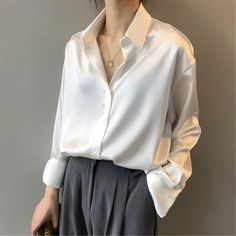 Satijnen Blouses, Blouse Korean Style, Look Jean, Fall Blouse, Satin Blouses, White Long Sleeve Shirt