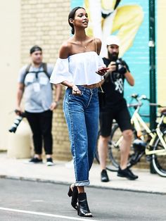 Summer Denim Outfits, New York Fashion Week Street Style, Denim Outfits, Moda Paris, Jean Dress, Ny Fashion, Summer Denim, Models Off Duty