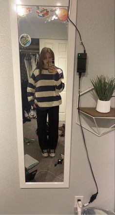 Outfit Inspo Not Cropped, Baggy Outfits With Converse, Sweater School Outfits, Cute Vintage Outfits Aesthetic, Briana Sweater Brandy Melville, Cute Outfits Converse, Winter Outfits Brandy Melville, Brandy Melville Winter Outfits, Stripped Sweater Outfits Winter