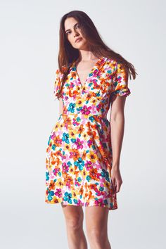 Introducing our Short Dress with Cinched Waist in Multicolor Floral Print, a boho-inspired piece that effortlessly combines style and comfort. This dress features a mini length, perfect for those looking to embrace a flirty and fun look. The vibrant floral print adds a touch of femininity and elegance to the dress, making it a standout piece in your wardrobe. The V-neck neckline enhances your neckline and creates a flattering frame for your upper body. Designed with puff sleeves, this dress adds Floral Print Short Dress, Model Standing, Fit Couple, Dress Collar, Estilo Boho Chic, Moda Boho, Floral Print Shorts, Estilo Boho, Style Boho