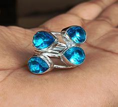 Soyez le bienvenu À propos de cet article. Bague topaze bleue * Jolie bague en argent sterling 925, quatre pierres précieuses * Bague délicate avec pierre de naissance * Cadeau en argent avec pierres précieuses pour bague d'anniversaire Métal = argent sterling 925 Pierre = topaze bleue Forme de pierre = poire Couleur de la pierre = bleu Marque = fait main Style = affirmation Avantages de la topaze bleue = Utilisations et avantages de la topaze bleue : Il offre une multitude d'avantages pour la santé physique, mentale et émotionnelle, remplissant l'esprit, le corps et l'âme d'énergies apaisantes. Cette pierre précieuse est réputée pour sa capacité à guérir les affections de la tête et de la gorge et à favoriser le bien-être général. Occasion : anniversaire, beau cadeau de Saint-Valentin, ca Topas Ring, Gift For Anniversary, Pretty Ring, Zierlicher Ring, Ring Birthstone, Blue Topaz Stone, Mental And Emotional Health, Pretty Rings, Blue Topaz Ring