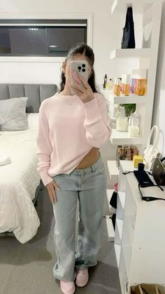 Pink Outfits Autumn, White Sweaters Outfit, Jeans Outfit School Winter, Pink Dunk Outfit Ideas, How To Style Pink Dunks, Bow Outfit Ideas, School Outfits Blue Jeans, Jeans And Dunks Outfit, Pink Outfit For School