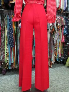 "Stunning oroginal 70s red flared pants/trousers/Deadstock/The hem is to be sewn depending on desired fit. Mint conditions. They fit medium size, about 8 US Check the rise in order to detrmine the waistline Measurements: Waist 27.5\" hips 38.58\" rise 10.23\" inseam 34.6\" bottom width 11.8\" X 2 Bellissimi pantaloni rossi a zampa di elefante anni 70. Fondo di magazzino. Orlo ancora da fare su misura. Gabardina. Ottime condizioni. Vestono circa una taglia 44 Misure: Vita 70 cm fianchi 98 cm cava Fitted Red Wide Leg Pants, Retro Red Full Length Pants, Retro Full-length Red Pants, Red Full Length Retro Pants, Red Retro Full-length Pants, Vintage Red Wide Leg Pants, Retro Fitted Red Pants, Retro Red High-waisted Pants, Retro Red Trousers