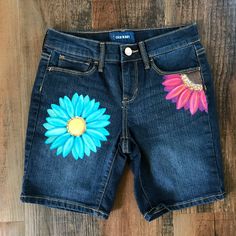 Hand Painted Old Navy Denim Shorts. Turquoise And Pink Daisies. Size 10 Regular. New. Playful Blue Jean Shorts For Spring, Cute Blue Short Jeans, Cute Short Blue Jeans, Diy Clothes Jeans, Pink Daisies, Painted Clothing, Blue Jeans Crafts, Hand Painted Clothing, Denim Art