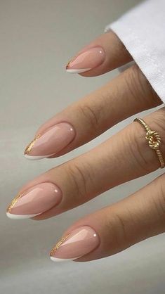 Neutral Almond Gel Nails, Simple Nail Design Almond Shape, Simple Nail Designs One Finger, Short Acrylics Ideas Almond, Cute Almond Shape Nail Ideas, Simple Acrylic Nails Almond Classy, Nails That Will Match Everything, Minimalistic Spring Nails, Gel Nail Ideas Almond Shape