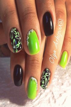 manicure glow Glow In The Dark Nails, Lime Green Nails, Black Manicure, Neon Green Nails, Manikur Kuku, Nails Diy, Black Nail, Nails Black