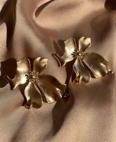 Take your chic look to a whole new level with these gold stud flower earrings. Perfect for everyday wear. Estimated Delivery: 3-4 Days Flower Earrings Gold, Floral Studs, Gold Stud Earrings, Chic Look, Gold Stud, Floral Earrings, Ear Jewelry, Gold Studs, Gold Earrings Studs