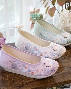 OliviaMark - Chaussures Hanfu Cloud Ascendant : Chaussures exquises en tissu brodé avec semelles épaisses traditionnelles, talons inclinés et élégants accents de fourrure Embroidered Footwear, Hanfu Shoes, Fur Heels, Shoes Elegant, Stylish Heels, Round Toe Sneakers, Elegant Heels, Fabric Shoes, Point Shoes