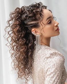 Date night beauty usually revolves around enhancing your natural features and feeling confident. Here are some tips for a great date night look: Naturally Curly Hairstyles For Wedding, Curly Braided Updo, Naturally Curly Wedding Hair, Simple Bridal Hairstyle, Classic Wedding Hair, Bridal Hair Buns