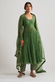 Editor's Note Chanderi Kurta Carries Grace In Its Luxurious Gheras And Myriad Kalis , Stitched Keenly Together Paired With Soft Cotton Silk Pants. The Organza Dupatta Adds A Texture Of Gossamer... Chanderi Anarkali, Anarkali Designs, Anarkali Dress Pattern, Salwar Designs, Kurti Design, Indian Dresses Traditional, Traditional Indian Outfits, Dress Indian, Designer Dresses Casual