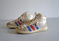 Adidas sneakers collector, here is a beautiful pair of American made in France 80s. >> good general condition the shoes need to be cleaned, the interior is damaged, the tabs are a little torn Size 4 Dimensions: Length: 24cm Width: 8.5cm Weight: 0.7kg If you need more pictures or if you have any further questions, do not hesitate to contact me. To go and see my other vintage items at my shop : https://www.etsy.com/fr/shop/EphemereIntemporel Vintage Adidas High-top Sneakers, Vintage Mid-top Sneakers With Rubber Sole, Vintage Adidas Low-top Sneakers, Vintage High-top Sneakers With Vulcanized Sole, Vintage High-top Lace-up Sneakers With Vulcanized Sole, Adidas Vintage Shoes, 80s Sneakers, 80s Adidas, 80s Shoes