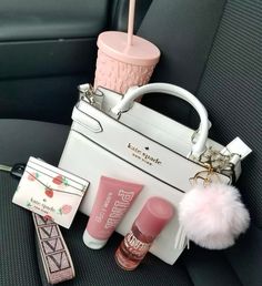 Coach Purse Outlet, Girly Bag Essentials, Girly Purse Aesthetic, Bags Aethestic, Pretty Bags For School, Aesthetic Purses And Handbags, Coach Purse And Wallet Set, Girly Accessories Handbags, Aesthetic Purse Essentials