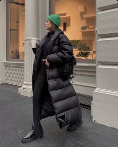 Long Black Puffy Coat, Long Puff Jacket Outfit, Ankle Length Puffer Coat, Oversized Down Jacket, Aritzia Long Puffer Jacket Outfit, Black Long Puffer Coat Outfit, Puffer Long Jacket Outfit, Long Puffer Jacket Outfit Street Style