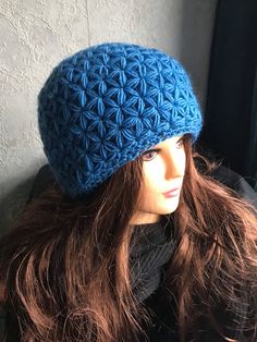 Blauwe merinowool hoed in jasmijnsteek met warme comfortabele katoenen voering, oversized Aandacht: Vanwege de nieuwe Duitse verpakkingswetten kunnen we niet naar Duitsland verzenden Tea Cozy, Blue Hat, Skull Cap Beanie, Skull Cap, Carbon Emissions, The Netherlands, Caps Hats, Netherlands, Quality Fabric