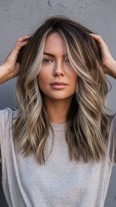 Blonde Hairline Dark Hair, Highlights On Dark Blonde Hair, Soft Ombre Hair, Soft Caramel Highlights, Blonde Balayage Medium Length, Balayage Medium Length, Brunette With Blonde, Hair Trends 2024, Blonde Balayage Hair