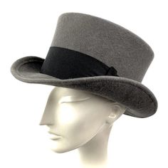 Bridgerton man top hat made of gray wool felt in short crown and embellished with a 50 milimeters wide black grosgrain ribbon. Edwardian topper wool felt  hat ideal for everyday and special occasions such as weddings, cocktails or parties. For man and woman.You can make your hat with your favorite color by choosing it from my Wool felt color card.Measurements in centimeters are 32 x 27. Crown height 11. Brim length 6. These measurements may have some slight variation depending on the size of the Classic Fitted Winter Costume Hats And Headpieces, High Crown Fur Felt Fedora For Winter, Winter High Crown Fur Felt Fedora, Classic Felt Top Hat For Winter, Elegant Winter Boater Hat With Flat Crown, Fitted Boater Hat With Flat Crown For Winter, Gray Fitted Felt Hat For Winter, Gray Felt Hat For Winter, Formal Winter Felt Hat Bands