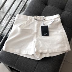 Beautiful High Waist Stretchy And Super Comfy (Never Worn) White Shorts With Belt Denim Paper, Cuffed Denim Jeans, White High Waisted Shorts, 90s Fits, Shorts With Belt, Olive Shorts, Blue And White Shorts, Cheeky Shorts, Gap Shorts