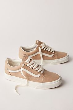 Tan Sneakers Outfit, Taupe Outfit, Tan Vans, Brown Vans, Casual Shoes Women Sneakers, Tan Sneakers, Vans Style, Vans Sneakers, Sneakers Outfit