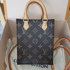 Comes With Dust Bag, Lv Purchase Receipt, Box. Measures 5.5x6.7x2.0 Louis Vuitton Monogram Petit Sac Plat Brown Coated Canvas / Gold-Tone Hardware / Dual Rolled Handles / Detachable Shoulder Strap / Brown Canvas Lining / Flat Pocket At Inside / Open Top 2020 Model Rare To Find Includes Dustbag And Box Measurement: Width 14cm / Height 17cm / Depth 5cm Condition: New With Tags Elegant Monogram Canvas Rectangular Bag, Elegant Rectangular Monogram Canvas Bag, Monogram Canvas Box Bag For Shopping, Formal Monogram Canvas Box Bag With Dust Bag, Chic Monogram Canvas Box Bag, Chic Monogram Canvas Rectangular Box Bag, Rectangular Monogram Canvas Box Bag With Detachable Handle, Chic Rectangular Monogram Canvas Box Bag, Luxury Monogram Canvas Top Handle Box Bag