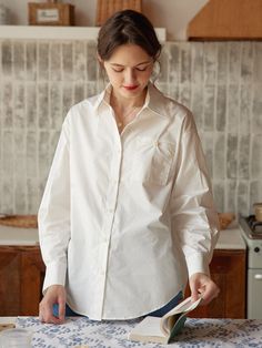 Blanche White Blouse – Simple Retro Shirt Formal Women, Floral Academia, Oversized White Shirt, Op Shop, Simple Retro, Vintage Silhouette, Simple Blouse, Spring 2024, Cut Shirts