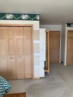 an empty room with closets and carpeted flooring in the middle of it