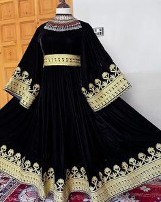 Afghan Charma Embroidered Dress Pashtun Dress, Dress Nikah, Afghan Culture, Afghan Dress, Afghan Wedding, Indie Makeup, Afghan Fashion, Afghan Clothes, Afghan Dresses