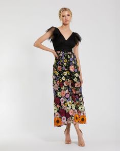 Cette robe est dotée d'un décolleté en V flatteur et de délicates manches volantées, ajoutant une touche d'élégance. Des applications florales cousues à la main sont présentes sur toute la jupe, apportant une touche fantaisiste.


 Mac Duggal

 Tulle et tissu brodé (100% polyester)

 Corps entièrement doublé ; manches transparentes non doublées




 Décolleté en V




 Manche flottante à volants




 Corsage plissé et ceinture

 Applique florale cousue à la main présenté tout au long de la jupe Cocktail A-line Midi Dress With Floral Print, Floral Print A-line Midi Cocktail Dress, Cocktail A-line Midi Dress In Jacquard, Knee-length Floral Embroidery Cocktail Mini Dress, Floral Print V-neck Cocktail Dress, Pleated Bodice, Mac Duggal, Floral Applique, Flutter Sleeve