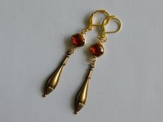 Wunderschöne Ohrhänger für einen besonderen Abend. Die Ohrringe haben eine Gesamtlänge von ca. 7 cm und bestehen aus goldfarbenen Metall und einer facettierten Glasperle. Elegant Faceted Brass Earrings, Gold Faceted Drop Earrings, Vintage Gold Long Drop Earrings, Gold Faceted Brass Earrings, Teardrop Gold-tone Copper Jewelry, Gold Faceted Brass Jewelry, Faceted Brass Drop Earrings, Faceted Gold Brass Jewelry, Bronze Dangle Earrings For Formal Occasions