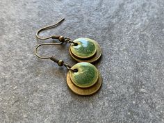 Minimalistic drop earrings with brass pendants and small circles painted with green metallic resin. Length:4cm Great earrings in warm colors that enhance any outfit. Each earring has its own marbling due to the resin. You can find more earrings like this in my shop under the category Resin Earrings. https://www.etsy.com/de/shop/MaDaMiShop?ref=shop-header-name&listing_id=1453239002&from_page=listing§ion_id=40433122 The earrings are delivered on a cardboard display card, with earring stoppers and Everyday Green Circular Earrings, Green Minimalist Brass Earrings, Green Round Pendant Earrings For Gift, Minimalist Green Brass Earrings, Green Hypoallergenic Brass Earrings, Everyday Green Brass Earrings, Hypoallergenic Green Brass Earrings, Brass Pendants, Cardboard Display