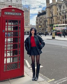 London Fall Outfits, Leather Mini Skirt Outfit, March Outfits, Skirt Outfit Fall, Skirt Outfits Fall, Winter Skirt Outfit, London Outfit, Leather Jacket Outfits