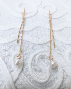 White freshwater real pearl 5,5-6,5mm drop earrings in gold plated silver 925 chain. White Long Drop Pearl Earrings In 14k Gold Filled, White Long Drop Pearl Earrings In 14k Gold, Delicate Gold Linear Earrings With Pearl Drop, Minimalist Gold-plated Dangle Pearl Earrings, Minimalist Akoya Pearl Drop Earrings Jewelry, Minimalist Gold Plated Dangle Pearl Earrings, Yellow Gold Linear Dangle Earrings With Pearl Charm, Delicate Yellow Gold Dangle Pearl Earrings, Gold Linear Earrings With Pearl Charm As Gift