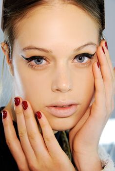 winged eyeliner and bold nails Tamara Williams, Makeup Runway, Nails Japanese, Nail Natural, Nails Pastel, Kitty Nails, Japanese Nail, Germany Berlin, Fall Manicure