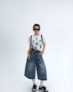 Half denim pants with a loose silhouette that looks great on the street.

The material is suitable for any season and goes well with your favorite items.

Recommended for those who like Korean street trends and Y2K coordination.
◾️Model
Height/Weight：158cm(62.2in)/40kg(88.1lb)
Fitting Size：L



Size (cm)
Length
Waist
Hip


S
70
70
102


M
71
74
106


L
72
78
110


XL
73
82
114 Casual Cropped Leg Denim Blue Pants, Blue Relaxed Fit Cropped Jeans, Casual Denim Pants For Spring, Casual Spring Denim Pants, Casual Denim Blue Pants, Casual Medium Wash Cargo Pants, Casual Medium Wash Summer Pants, Casual Cropped Leg Denim Pants, Casual Baggy Cropped Leg Jeans