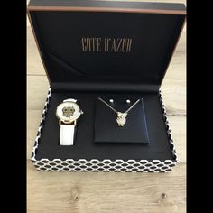 This Cte D'azur Wristwatch Set Is A Must-Have For Any Watch Collector. The Set Includes A Stunning Wristwatch That Is Perfect For Any Occasion. The Brand Is Known For Its Quality And Style, And This Watch Is No Exception. Featuring A Sleek Design And Advanced Functionality, This Wristwatch Is A Great Addition To Any Collection. It Is Perfect For Everyday Wear Or For Special Occasions. The Set Is A Great Value For Anyone Looking To Add A High-Quality Wristwatch To Their Collection. Analog Jewelry And Watches With Round Dial For Gifts, White Skeleton Dial Watch Accessories As Gift, Watch Accessories With Diamond Hour Markers For Gifts, White Watches With Diamond Hour Markers As Gift, White Watch Accessories As A Gift, Gift Jewelry With Diamond Hour Markers And Round Dial, White Metal Dial Watch Accessories For Gift, White Watch Accessories With Metal Dial For Gift, Skeleton Dial Jewelry Gift With Round Dial