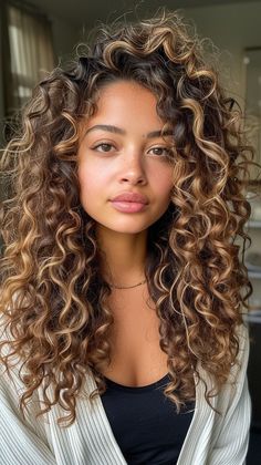 Winter Hair Color Curly, Hair Color Ideas For Brunettes Blending Grey, Blond Hair Ideas Curly, High Contrast Curly Hair, Hippy Curly Hair, Curly Hairstyles Haircuts, Light Brown Curly Balayage, Lowlights Curly Brown Hair, Haircut Inspo Curly Hair