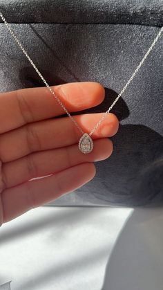 925 Sterling Silver Rhodiumed Swarovski Stone (Including Small Stones) Diamond Drop Model Necklace Size 7.8x12mm Chain length 45 cm It will be sent with the original swarovski document. Condition: Superb ✅ Free and Fast Shipping ✈️ 🎁 Ideal Gift for a Birthday, an Anniversary, a Wedding, a Marriage, a Graduation, or Any Other Significant Occasion Mother's Day Brilliant Cut Jewelry For Formal Wear, Anniversary Necklace With Cubic Zirconia Halo Setting, Anniversary Necklace With Halo Setting In Cubic Zirconia, Anniversary Crystal Solitaire Necklace With Diamond Accents, Diamond White Crystal Necklace For Anniversary, Sparkling Drop Jewelry For Gifts, Sparkling Drop Jewelry Gift, Sparkling Drop-shaped Jewelry Gift, Classic Sparkling Necklace For Anniversary