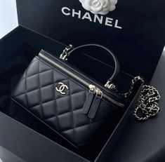 Chanel Vanity Case, Dream Bags, Luxury Bags Collection, Mode Chanel, Small Vanity, Chanel Casual, Handbag Essentials, Diy Wrap, Vanity Bag