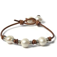 Jewelry Making Accessories, Leather Bracelet Ideas, Leather Bracelet Tutorial, Leather Pearl Jewelry, Leather Cord Jewelry, Leather Jewelry Making, Jewelry Ocean, Diy Leather Bracelet, Pearls Bracelet