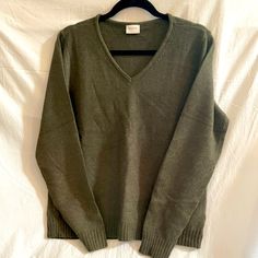 Vila Long Sleeve Sweater V-Neck Long Sleeves Ribbed Waistband In Boxy Style Ultra Soft (No Tag With Materials) Olive Green Juniros Size Xl Soft Fall Aesthetic, Forest Green Sweater, Olive Green Outfit, Pretty Fits, Grandpa Sweater, Green Outfit, Fall Sweaters, Green Sweater, V Neck Sweater