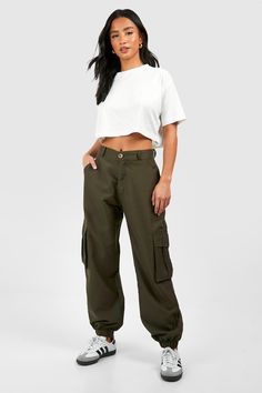 Womens Petite Cuff Hem Twill Cargo Trouser - green - 4 - Take military-inspired styling to the next level with these cute cargo pants. Typically cuffed at the ankle, these loosely cut cargo pants for women might be a new addition to our everyday closet, but they're one we will be keeping around. Featuring heavy pocket detailing ideal for carrying your things, these cargo pants' casual styling and comfortable fit give us inner-city streetwear vibes, and we can't get enough.Style: Cargo PantsFabri Female Cargo Pants Outfit, Green Cargo Joggers Outfit, Outfit With Cargo Pants, Cargo Joggers Outfits, Cargo Pants Outfits Women, Cute Cargo Pants, Green Cargo Pants Outfit, Urban Chic Outfits, City Streetwear