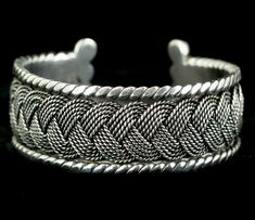 Jahrgang Mid Century Hector Aquilar Taller Borda 940 Sterling geflochtene Manschette Armband 6,5" Artikel angeboten ist ein Jahrgang Mitte Jahrhundert Hector Aqular Taller Borda 940 Sterling Manschette Armband.  Dieses Armband besteht aus dem ikonischen geflochtenen Design von Hector Aquilar.  Zurück ist mit "Taller Borda" und "Taxco Mexico" markiert. Armband hat schönes Gewicht.  Wir verkaufen auch die passenden Ohrringe separat.  Wenn Sie beides zusammen kaufen möchten, können wir eine Pause a Antique Jewelry Victorian, Braid Cuffs, Ruby Necklace Pendant, Carnelian Jewelry, Jewelry Lockets, Cameo Jewelry, Pendant Watches, Art Nouveau Jewelry, Pin Jewelry