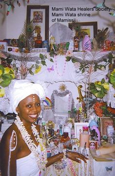 Alter Ideas Spiritual, Hoodoo Altar, Spiritual Altar Ideas, Altar Ideas Sacred Space, Spiritual Alter, Deity Worship, African Traditional Religions, Spiritual Altar, Shrines Art