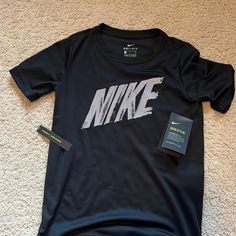 Boys Size Small Nike Sporty Black T-shirt, Nike Black T-shirt With Letter Print, Black Nike T-shirt With Letter Print, Nike Gray T-shirt With Logo Print, Nike Black Sporty T-shirt, Workout Tshirts, Kids Nike, Nike Shirts, Nike Black