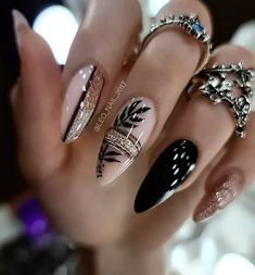 Abstract Masterpieces: Creative Nail Art for Every Occasion #minimalistnaildesignideas Classy Black Nails, Hawaii Nails, Emerald Nails, Elegant Nail Designs, Black Nail Designs, Elegant Nails, Classy Nails, Fancy Nails