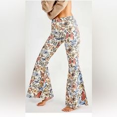 Free People Just Float On Flare Jeans Butterfly Printed Ivory Multi New Without Tags * Size: 28 Cotton * Viscose * Poly * Elastane 28'' Around Waist 12 " Rise 32 " Inseam Bright Butterfly, Cold Fits, High Waist Fashion, High Jeans, Boho Outfits, Flare Jeans, Stretch Denim, Date Night, Float