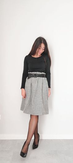 This warm wool skirt is ideal for the autumn-winter seasons. WASH: You can wash this skirt by hand with cold water, avoiding putting it in the dryer. Iron at low temperatures. MEASURES: One size fits all 40-48 Waist circumference 72cm Tension elastic 116 cm Circumference also 148 cm Skirt length 61cm WARNINGS: It is recommended to take the measurements on your body with a tape measure to verify that the measurements indicated coincide with your own. Fall Cotton Pleated Midi Skirt, Fall Cotton Midi Pleated Skirt, Fall Cotton Pleated Skirt With Relaxed Fit, Black Cotton Pleated Skirt For Fall, Fall Black Cotton Pleated Skirt, Black Elastic Waistband Skirt For Fall, Fall Cotton Full Skirt, Black Skirt With Elastic Waistband For Fall, Fall Full Cotton Skirt