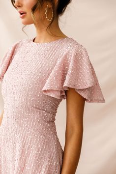 Shop the Isabelle Angel Sleeve Empire Dress Blush | Selfie Leslie Short Sleeve Dresses Formal, Blush Dress Outfit, Simple Dress Casual, Selfie Leslie, Winter Formal Dresses, Dresses Casual Fall, Angel Sleeve, Blush Dresses, Elegant Dresses For Women