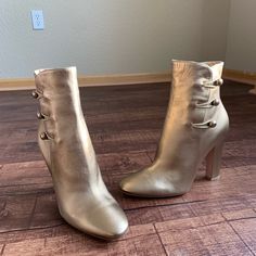 - Designer = Gianvito Rossi. - Size = 11m(41). Trunk 34 - Msrp = $1145 - Made In Italy . -Color = Glossy Gold.5 - Heel Height = 4.5” Inches. - Circumference Measured At Topmost Part(Opening) Of Boots When Clipped (Fastened) Starting From One Point All Around To Same Point = Approximately 27cm. - Height Measured From Top Tip Of Boots To Bottom Tip Of Heel= 25cm. - Glossy Gold Genuine Leather Size 11m(41) Size Elastic Band Clip And Button Ankle Hi Boots. - Make A Statement In This Piece. Pair With Gold Fitted Leather Boots, Fitted Gold Leather Boots, Gold Boots With Round Toe And Medium Width, Gold Leather Boots With Reinforced Heel, Gold Leather Boots With Almond Toe, Gold Almond Toe Leather Boots, Gold Ankle-high Boots With Reinforced Heel, Gold Boots With Reinforced Heel And Round Toe, Gold Ankle-high Boots For Evening